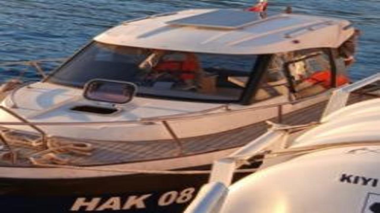 Sarıyer'de sürüklenen ve içinde 2 kişi bulunan tekne kurtarıldı