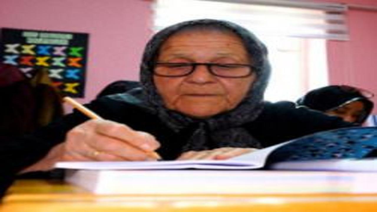 88 yaşında okuma yazma öğrendi!