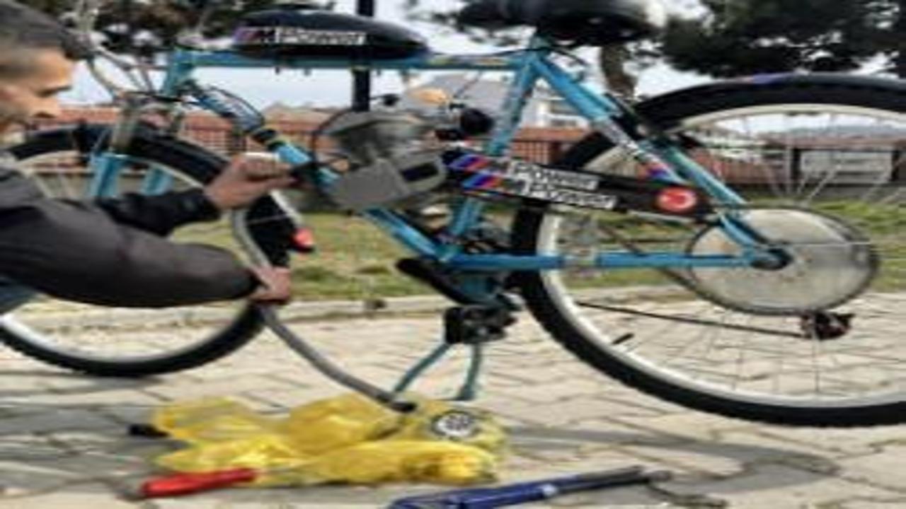 İkinci el bisikletten kendi mobiletini yaptı