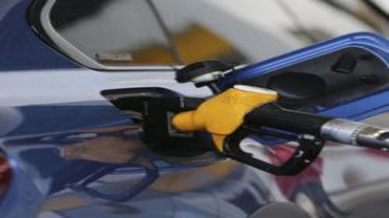 Gece yarısı tabelalar değişti! Akaryakıta zam geldi, yarın müjde var