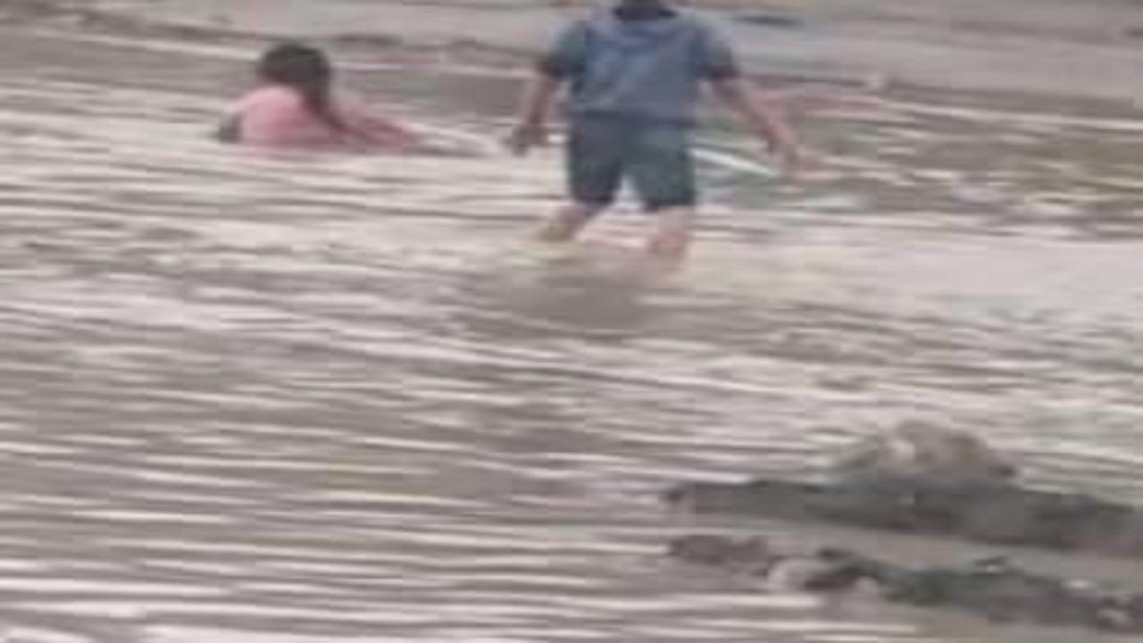 Afetin ortasında tehlikeli oyun: Çocuklar sel sularında oynadı