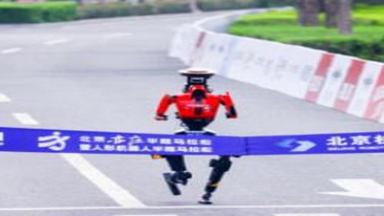 Çin'de insansı robotlar yarı maraton dünya rekorunu kırdı