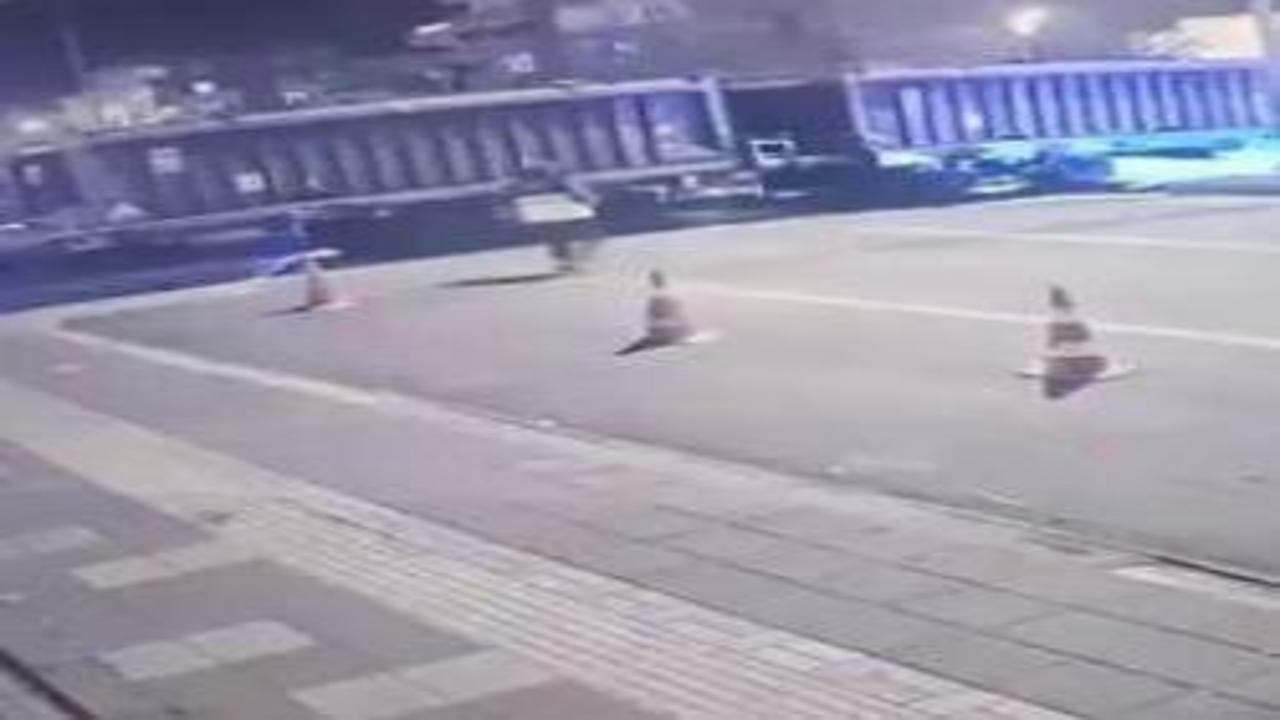 Diyarbakır'da otomobil trenle çarpıştı! Barikatlara rağmen geçti...