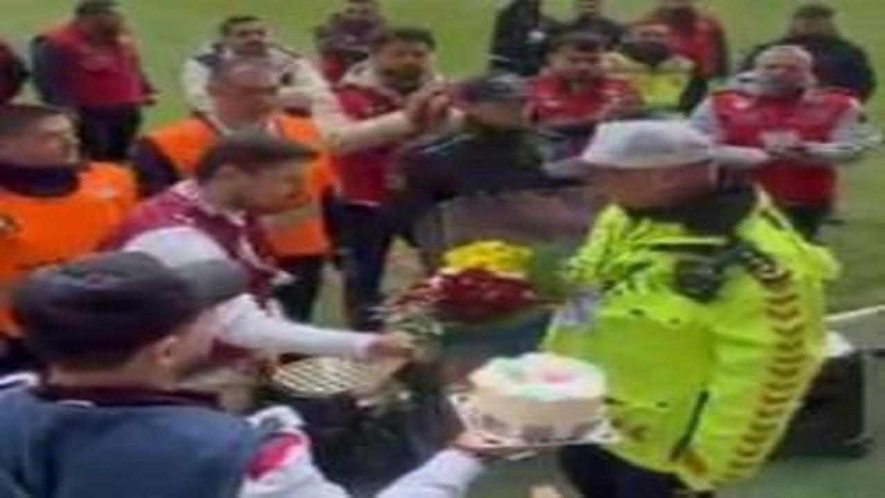 Elazığspor taraftarından polislere çiçek