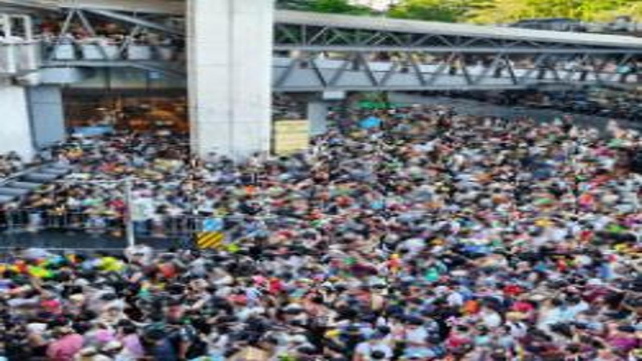 Evleri, sokakları, birbirlerini yıkadılar! Tayland’ın en büyük festivali başladı