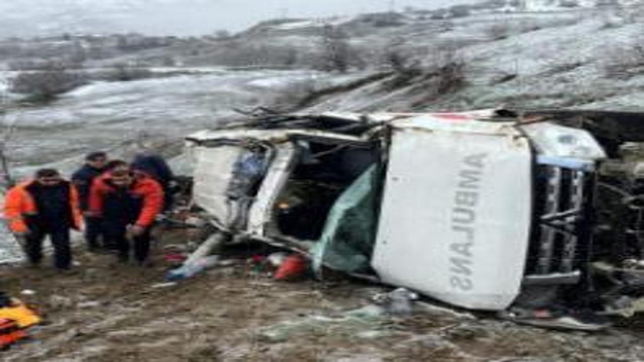 Hasta taşıyan ambulans, uçuruma yuvarlandı: 1 ölü, 4 yaralı