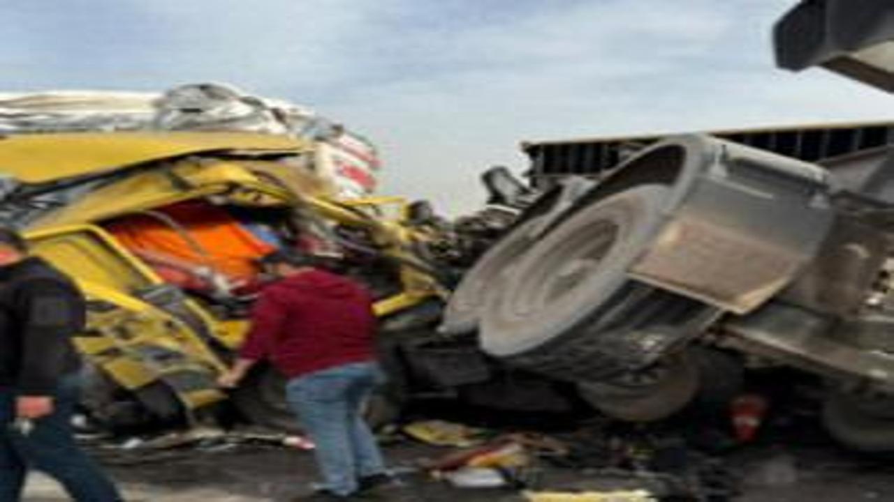 Hatay'da faciadan dönüldü: Devrilen konteyner araçları ezdi geçti