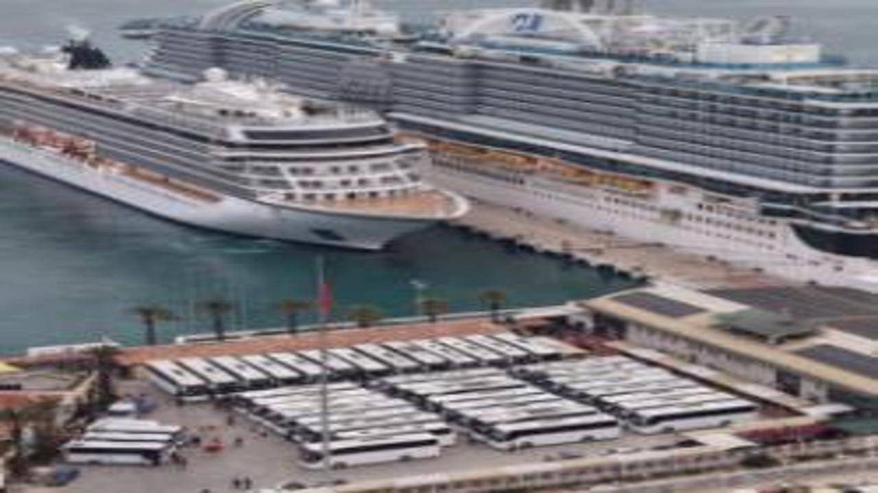 Yüzen şehirler limana demirledi: İki dev gemiyle aynı anda geldiler