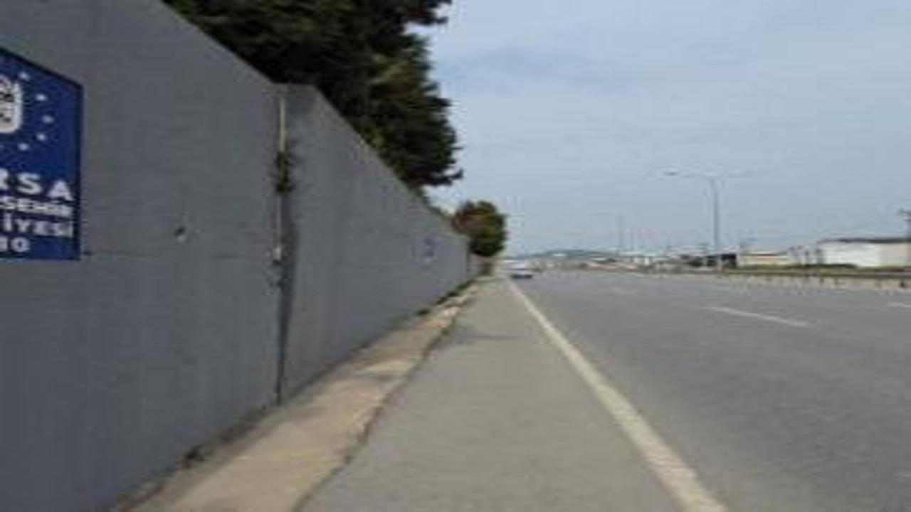 Mudanya'da faciaya davetiye çıkaran istinat duvarı her an araçların üzerine çökebilir