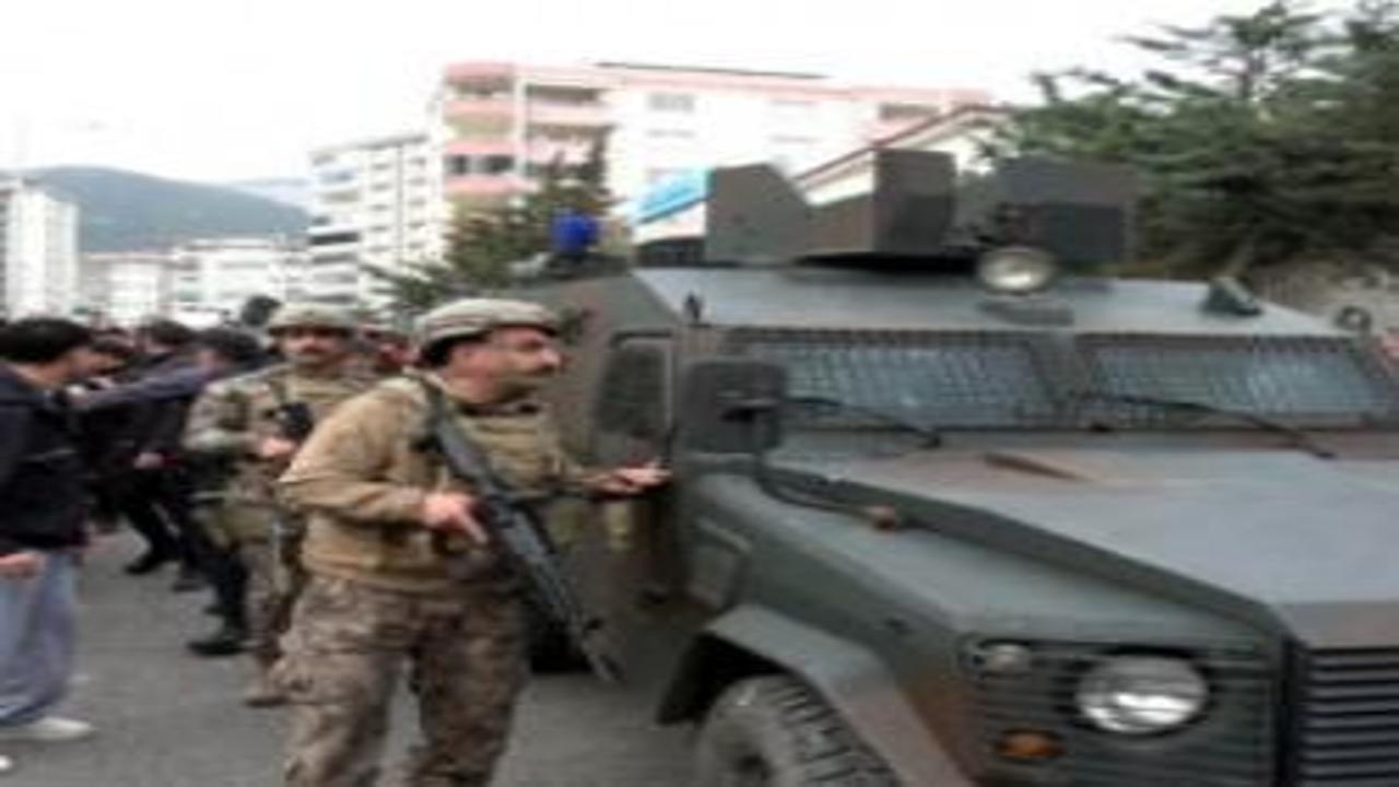 Kahramanmaraş'ta saldırganın cenazesi zırhlı polis aracıyla okuldan çıkarıldı