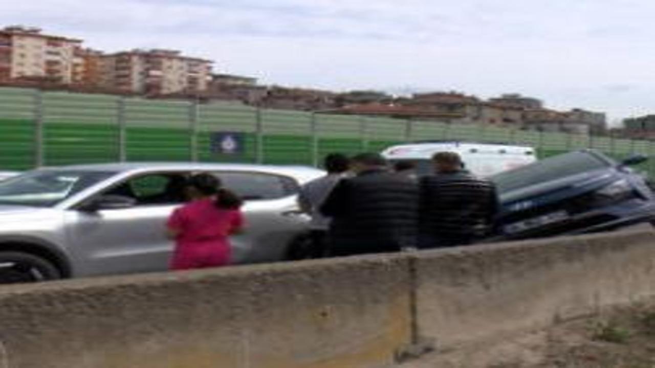 Kartal’da 6 aracın karıştığı zincirleme kaza