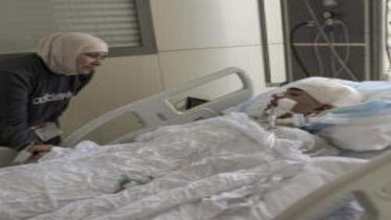 Katil İsrail'in Lübnan'a saldırısında yaralanan genç Halid'in yaşam mücadelesi sürüyor