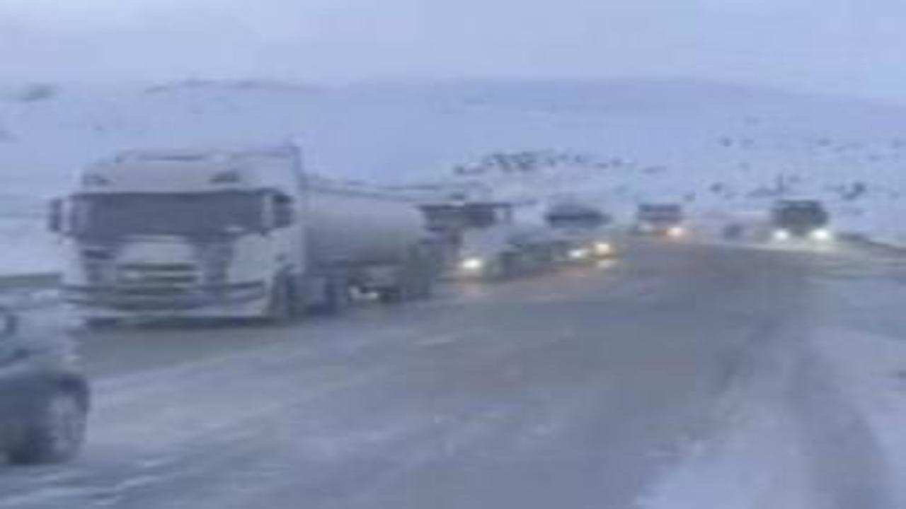 Kop Dağı Geçidi’nde kar ve tipi ulaşımı aksattı