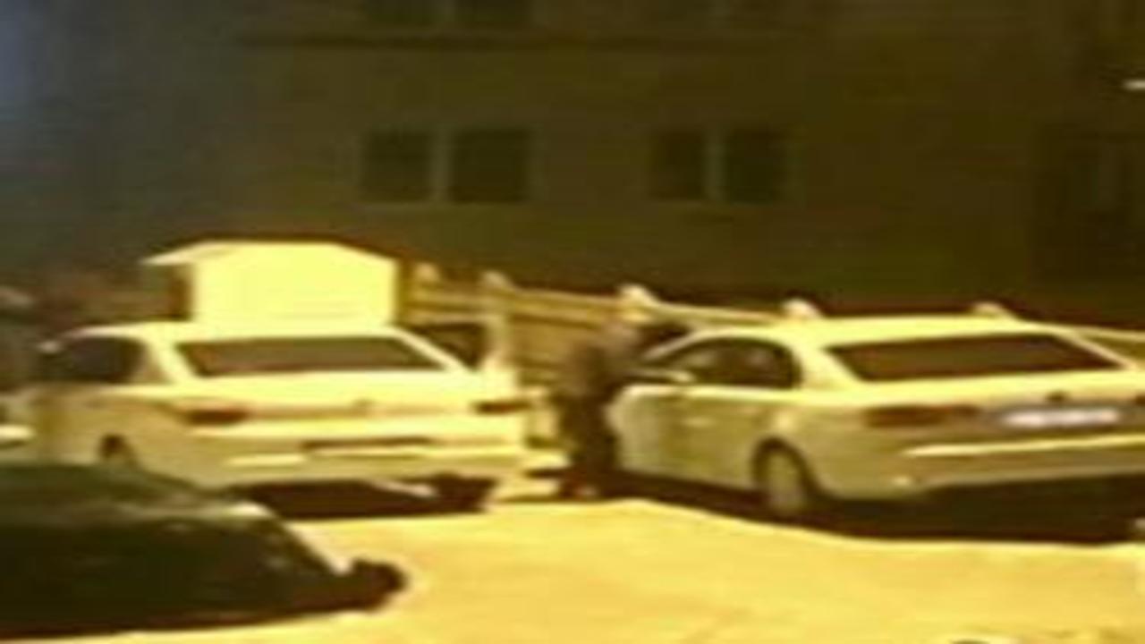 Lüks araçlardan “hayalet ekran” çalan 2 kişi yakalandı