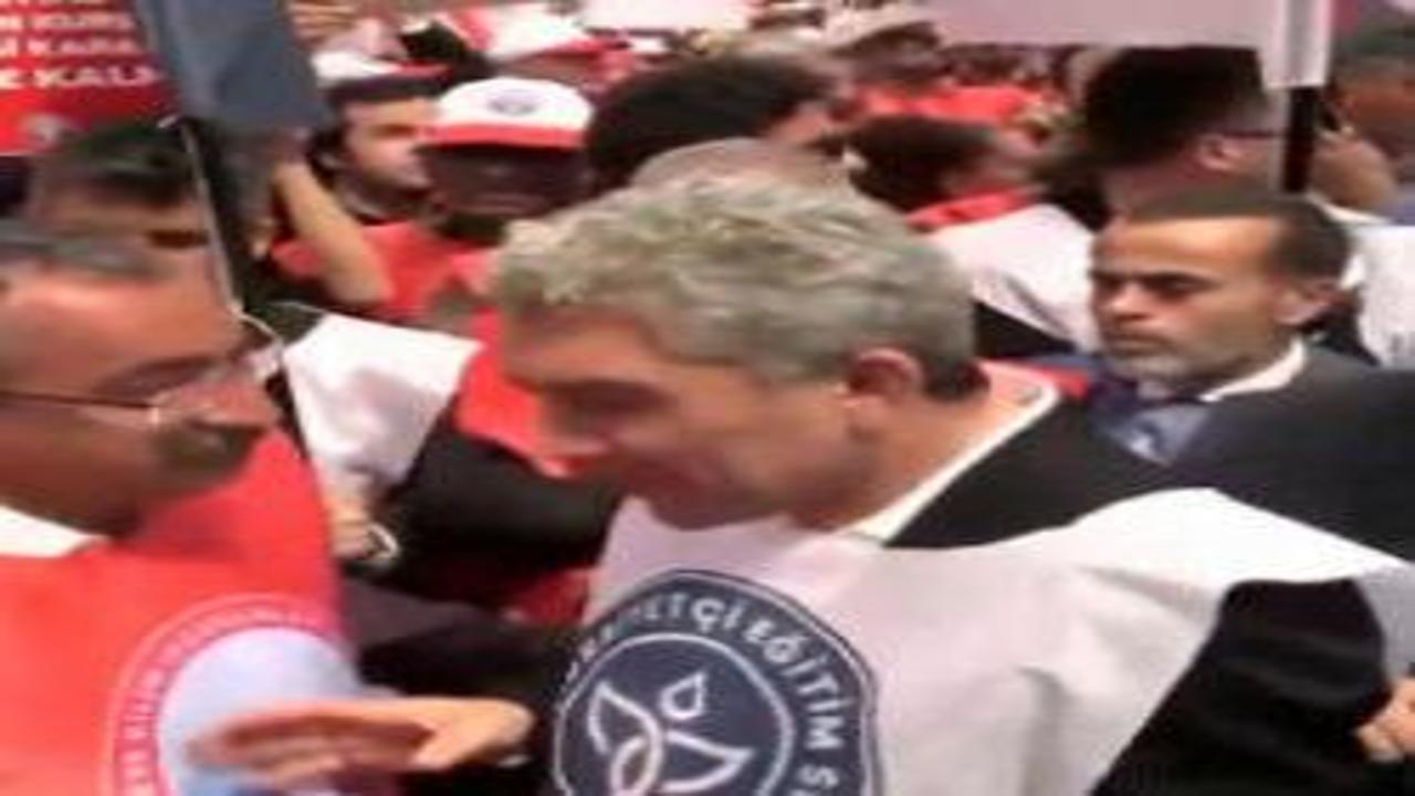 Sendikalarının taşın altına ellerini koymayıp güle oynaya gösteri yapması tepki çekti