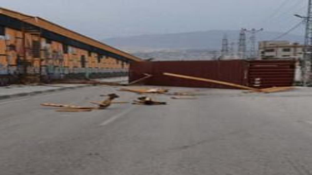 Şiddetli fırtınanın tırda taşınan konteyneri uçurduğu anlar kamerada