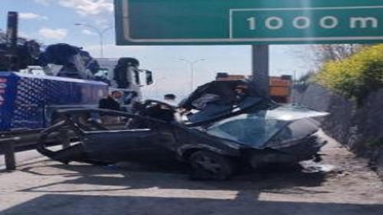 TEM Otoyolu'nda otomobil yön levhasına saplandı