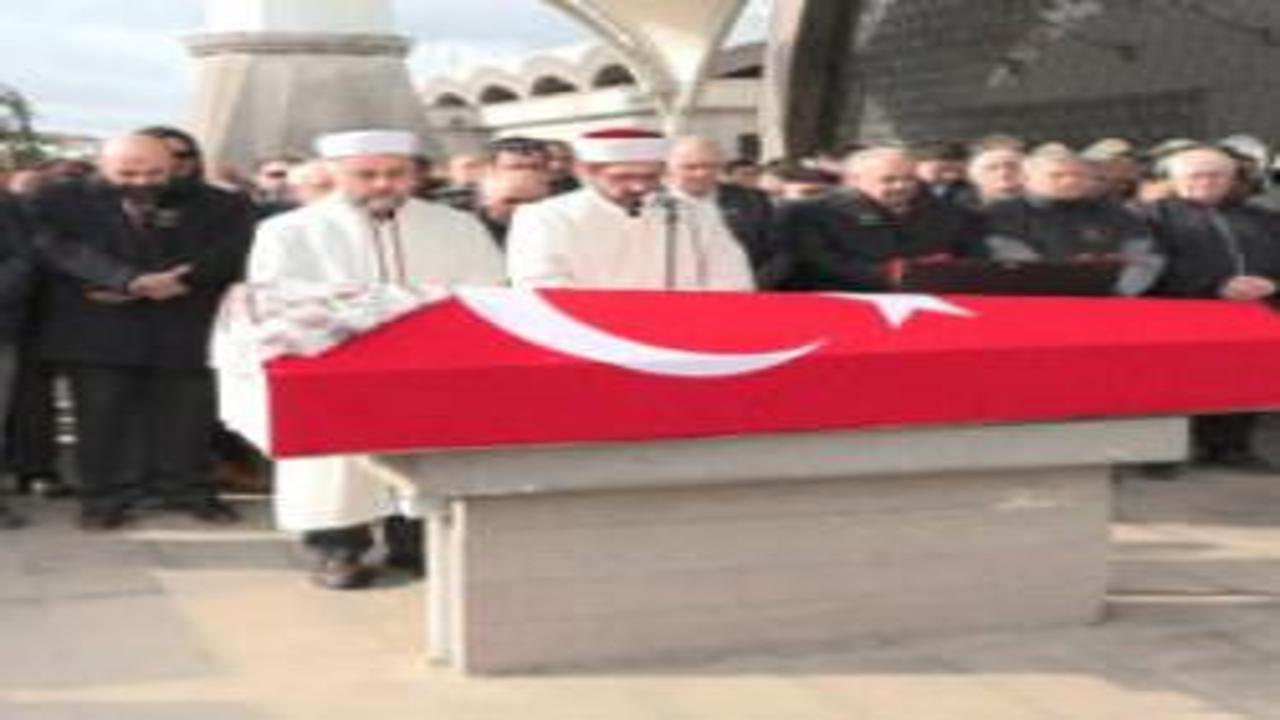 Tiyatro oyuncusu Feyha Çelenk son yolculuğuna uğurlandı