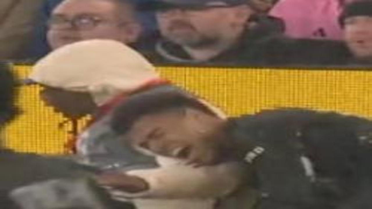 Yine Liverpool stadı yine olay! PSG'nin yıldızı mikrofon standına çarparak sakatlandı