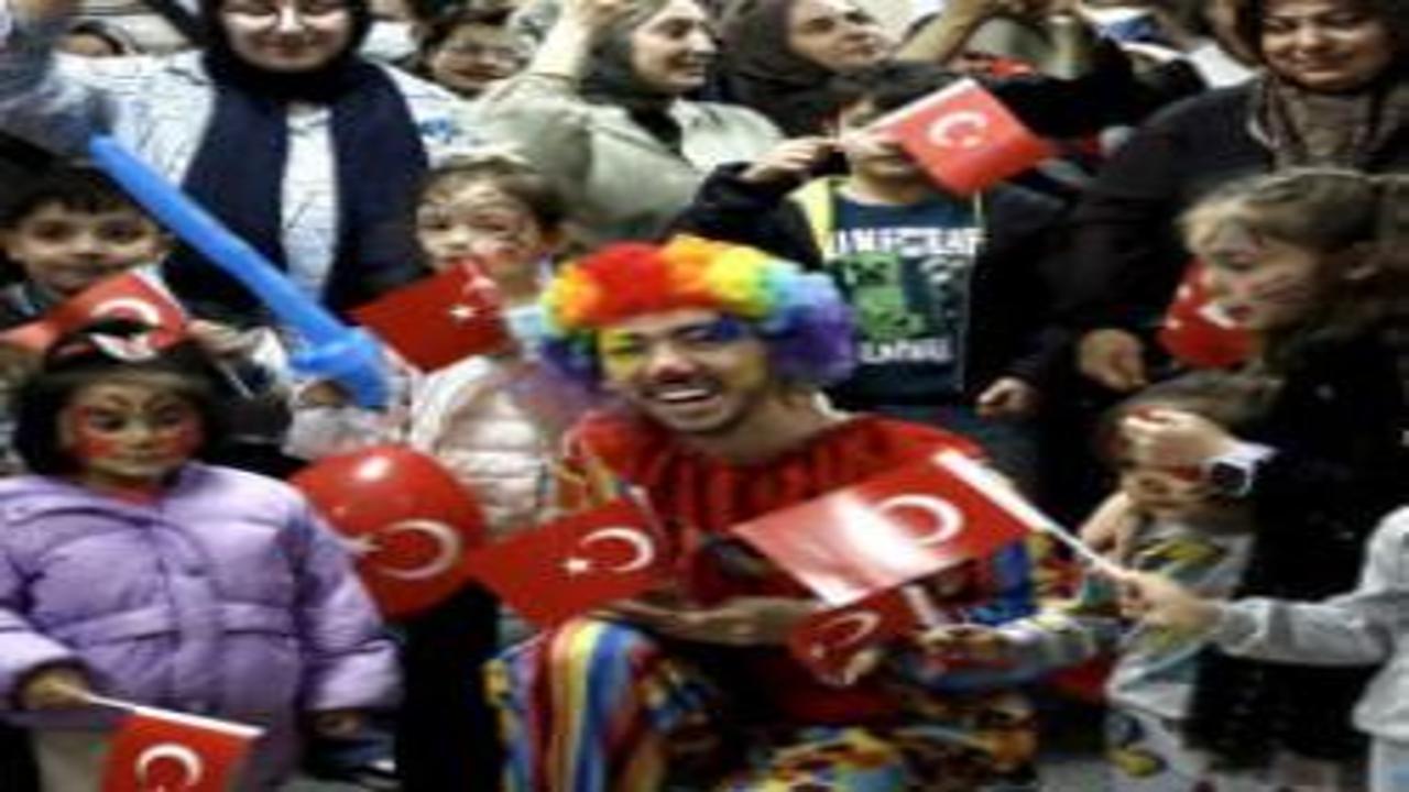 23 Nisan Coşkusu Kıtaları Aştı