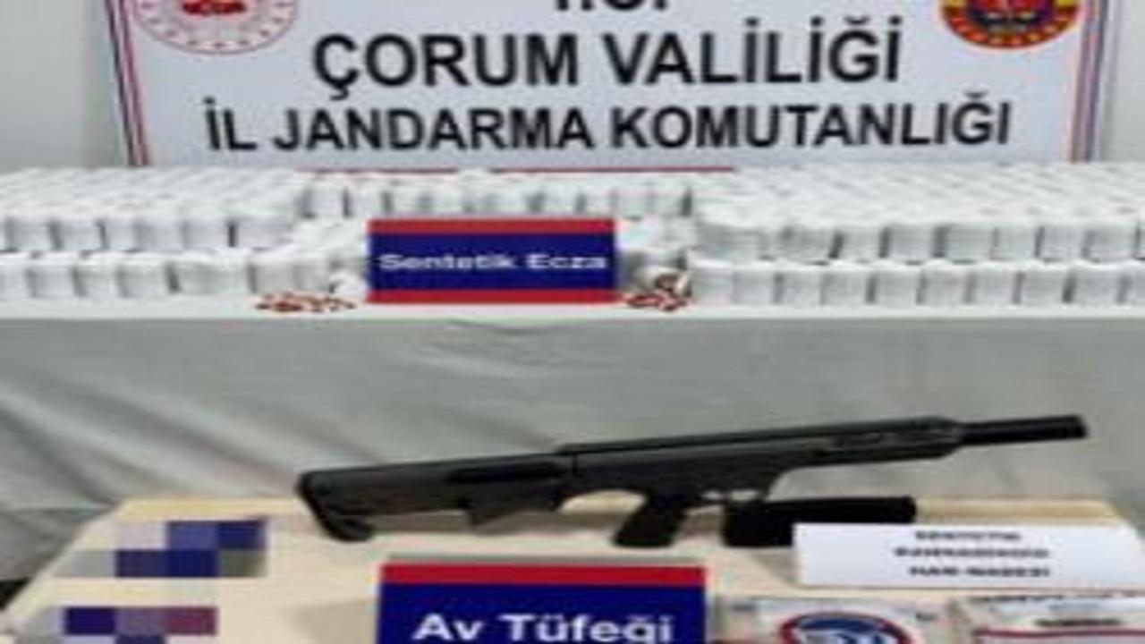 Çorum’da dev zehir operasyonu: Bağ evinden on binlerce uyuşturucu hap çıktı!