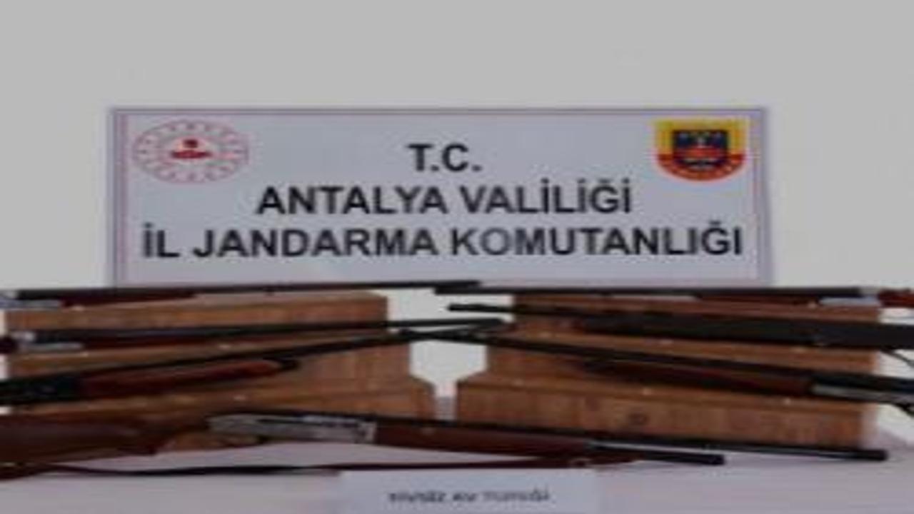 Kaş’ta ruhsatsız silah operasyonu: Jandarma 7 tüfeğe el koydu!