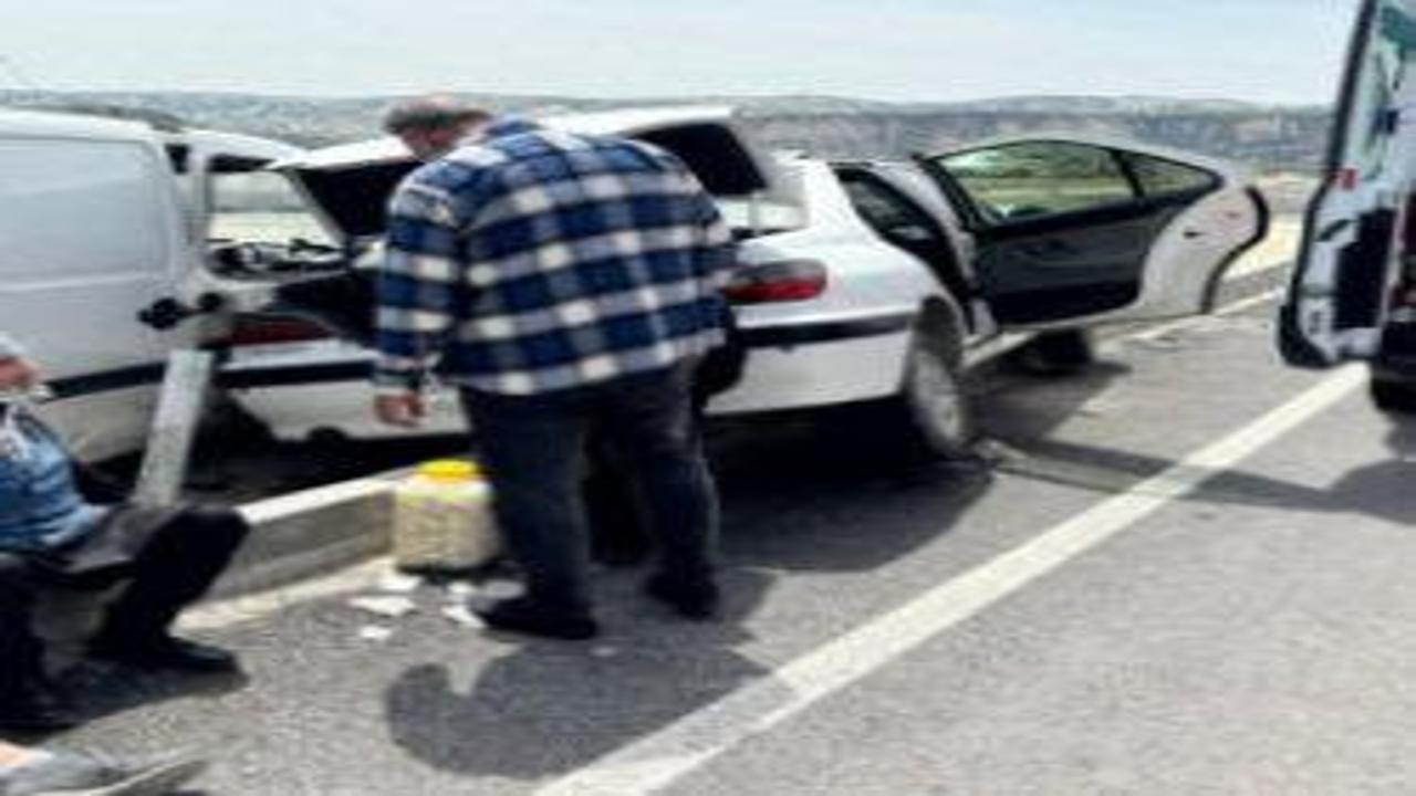 Adıyaman'da 2 otomobil çarpıştı; 6 yaralı