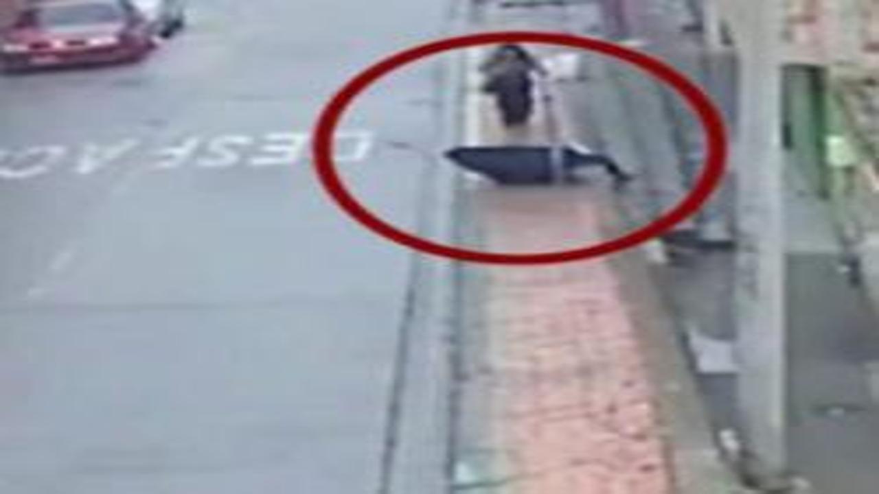 Arabadan fırlayan teker kadını hayattan kopardı! Feci ölüm kameralara yansıdı...