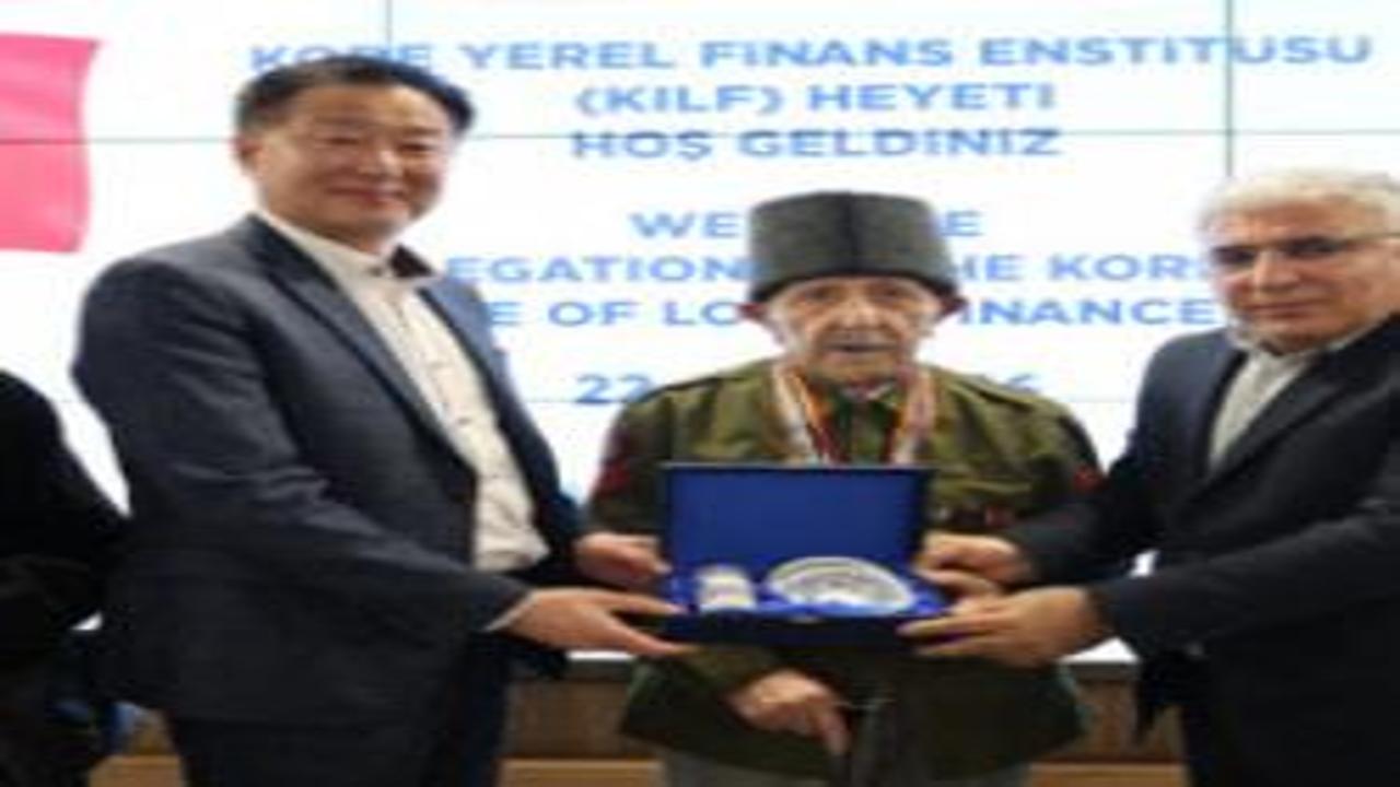 Bağcılar Belediyesi’nde duygulandıran an! Koreli heyet 97 yaşındaki gaziyle buluştu