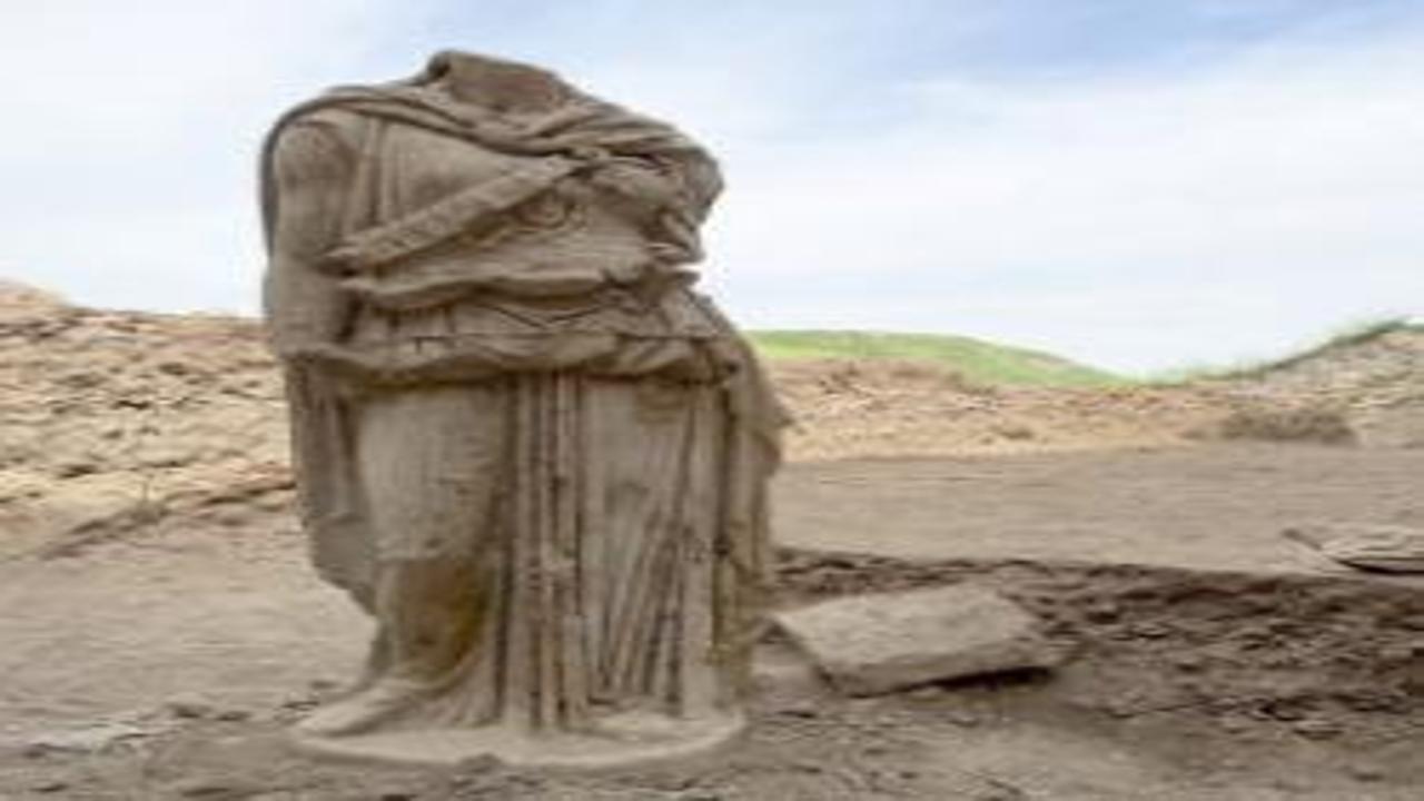 Bakan Ersoy duyurdu: 2 metrelik Athena heykeli ortaya çıkarıldı