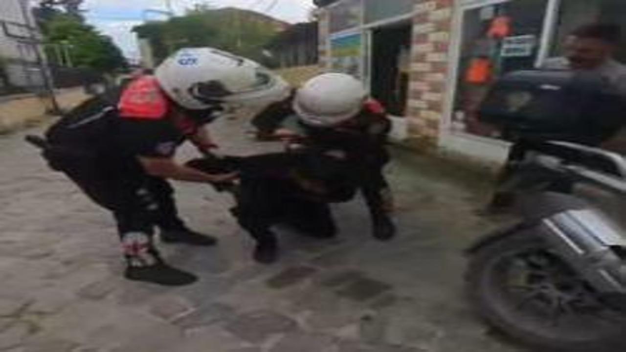 Boğazına şeker kaçan motorcuyu polis Heimlich manevrasıyla kurtardı