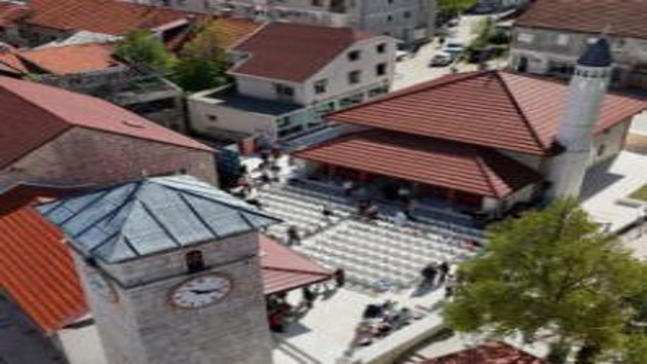 Bosna Savaşı'nda yıkılan Dugalica Camisi ibadete açıldı