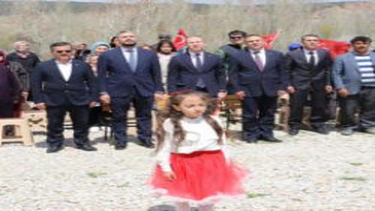 Bu okulda sadece 1 öğretmen ve 1 öğrenci var: Coşkulu 23 Nisan kutlaması