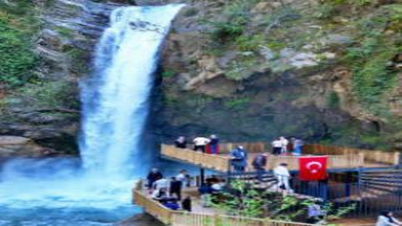 Cennetten bir köşe gibi: Karaçay Şelalesi’nde oluşan manzaralar mest etti