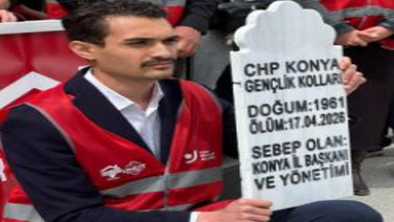 CHP'li gençlerden mezar taşlı eylem: 'Demokrasiye karşı' deyip istifa istediler