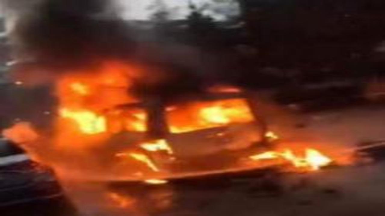 Diyarbakır'da park halindeki araç alev alev yandı