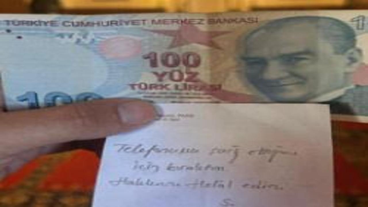Camide namaz kılarken telefonunu şarj etti, not yazıp 100 TL bıraktı
