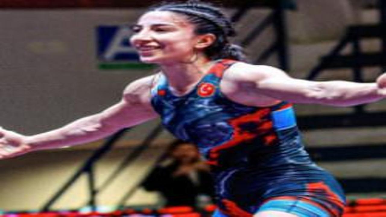 Evin Demirhan Yavuz'dan gümüş madalya