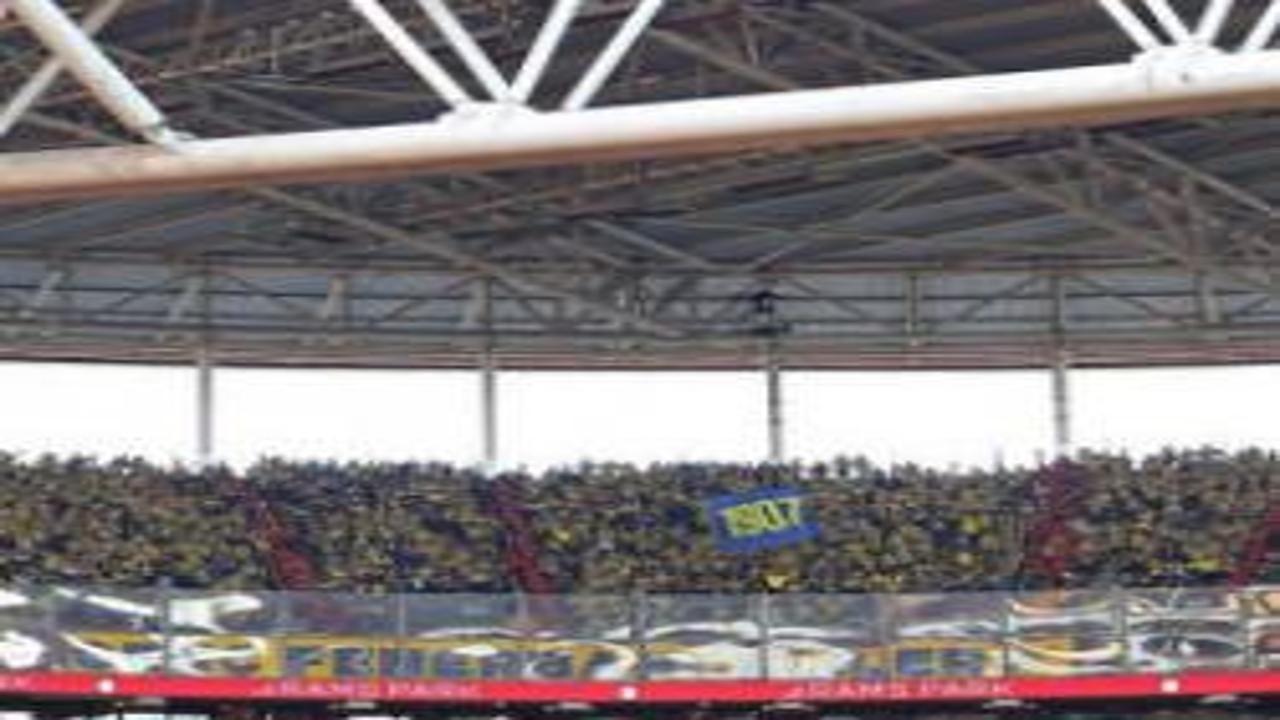Fenerbahçe taraftarları derbi sonrası ayaklandı! İstifaya davet ettiler