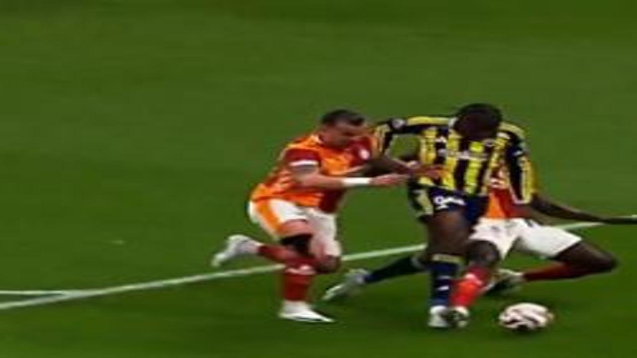 Galatasaray-Fenerbahçe derbisi olaylı başladı! RAMS Park'ta penaltı kararı