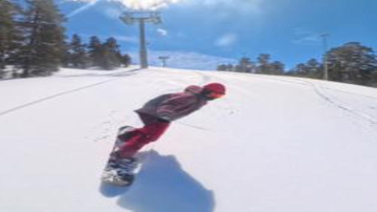 Kars’ta bahar ortasında snowboard macerası: Bayraktepe Zirvesi'ne zorlu tırmanış