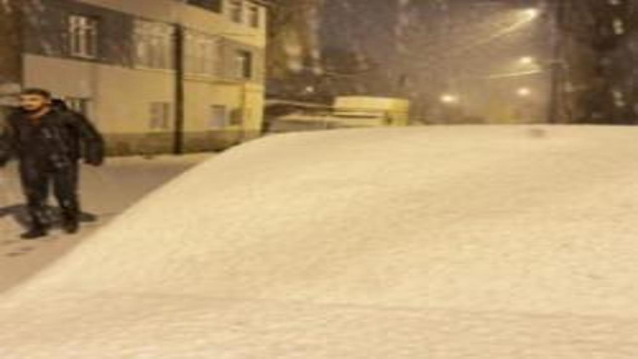 Kış geri döndü: Kar kalınlığı 15 santimetreyi aştı