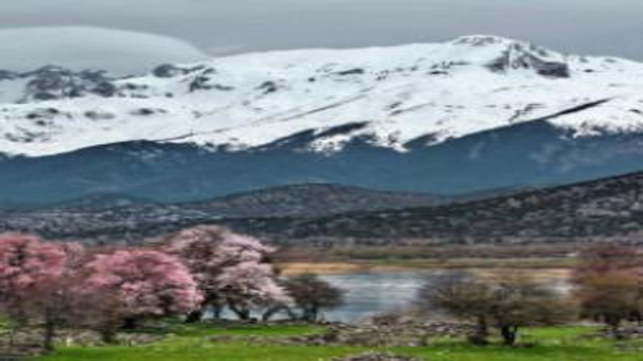 Konya’da iki mevsim bir arada: Anamas Dağı’nın etekleri bahar, zirvesi kış