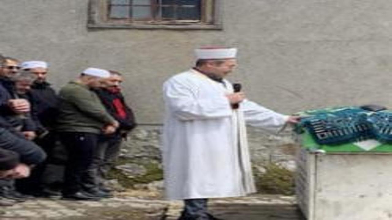 Köyün neşesiydi! İmam ayakta durmakta güçlük çekti