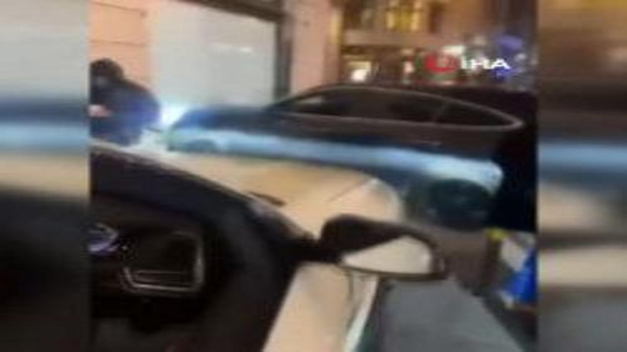 Lüks otomobil yayaların arasına daldı: Sosyal medya ünlüsü ağır yaralandı