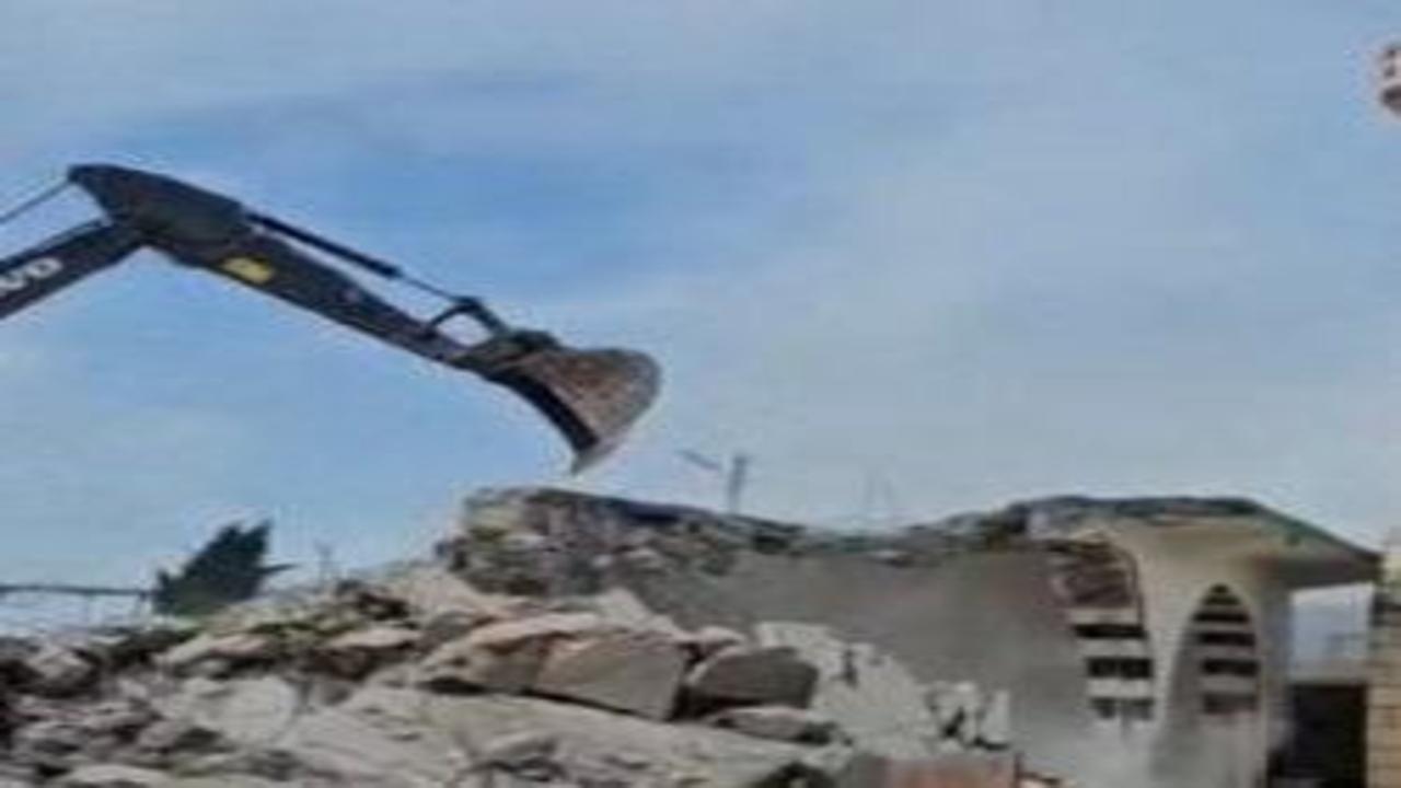 Maraş depremlerinde hasar gören cami yıkıldı