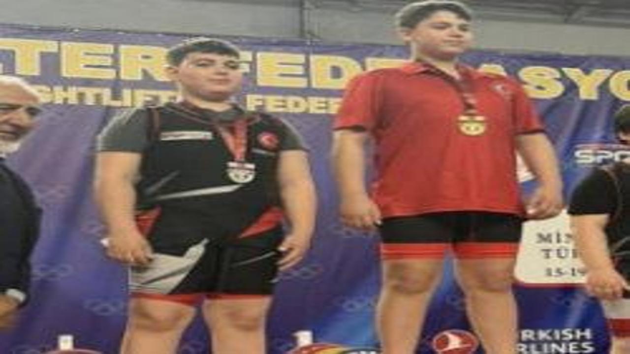 Minik halterci Taha Toprak, Türkiye 2'ncisi oldu