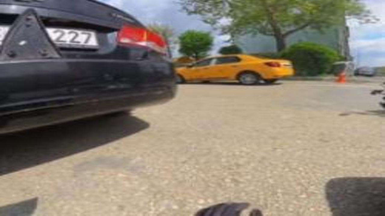 Motosiklet otomobile çarptı... O anlar kask kamerasına yansıdı