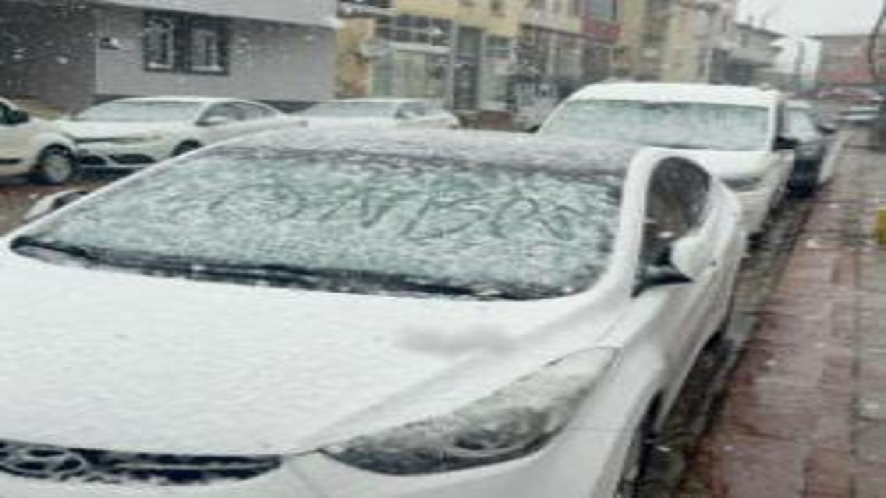 Nisan ayında kar sürprizi! Her yer beyaza büründü