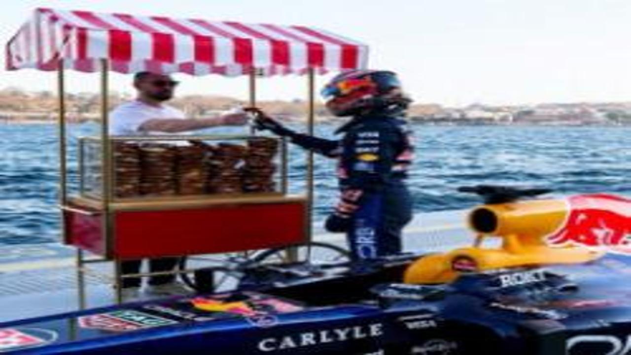 Red Bull Racing aracı 5 yıl sonra Türkiye'ye geldi! Boğazı turlayıp simit aldı